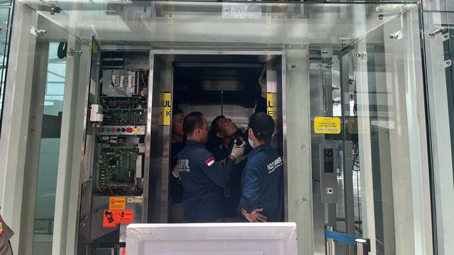 Pengecekan lift di lantai 3 Bandara Kualanamu. Foto: Tri Vosa/kumparan