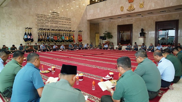 Panglima TNI Laksamana TNI Yudo Margono beserta para Perwira Tinggi (Pati) Mabes TNI mengikuti acara pembacaan surah Yasin dan doa bersama di lobby Gedung Soedirman Mabes TNI, Cilangkap, Jakarta Timur, Rabu (3/5/2023). Foto: Puspen TNI