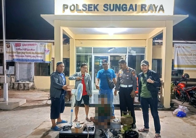 Polisi mengamankan Rudi, pelaku pencurian di rumah kosong yang ditinggal pemiliknya mudik ke Jawa. Foto: Dok Polres Kubu Raya