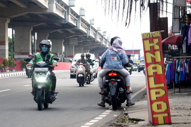 Sejumlah kendaraan bermotor mencoba melawan arah di persimpangan jalan Lampiri, Pondok Kelapa, Jakarta Timur, Rabu (3/5/2023). Foto: Iqbal Firdaus/kumparan