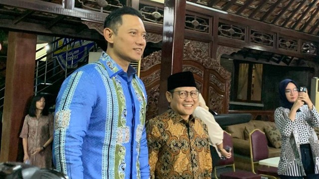 Ketum PKB Muhaimin Iskandar menyambangi kediaman SBY di Puri Cikeas Bogor disambut Ketum Partai Demokrat Agus Harimurti  Yudhoyono (AHY), Rabu (3/5) malam. Foto: Luthfi Humam/kumparan