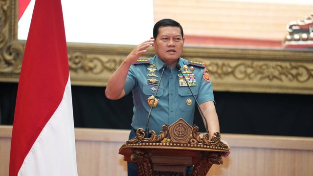 Panglima TNI Laksamana TNI Yudo Margono saat memberikan pengarahan kepada aparat penegak hukum di lingkungan TNI, bertempat di Aula Gatot Subroto Mabes TNI, Cilangkap, Jakarta Timur, Rabu (3/05/2023). Foto: Dok. Puspen TNI