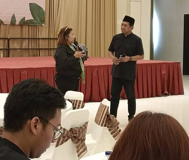 Arief Rahman (berpeci hitam), Ketua Umum Perkumpulan Hotel dan Media Indonesia (PHMI), di acara Halal Bihalal PHMI di Surabaya, (3/5). Foto: Masruroh/Basra