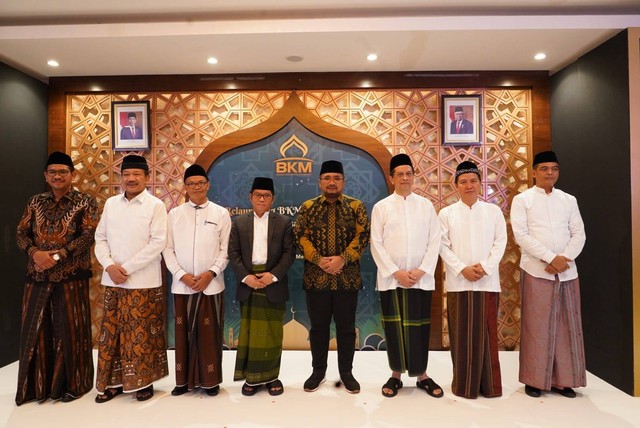 Menag Yaqut Cholil Qoumas mengukuhkan pengurus Badan Kesejahteraan Masjid (BKM) periode 2022-2026 di Masjid Istiqlal, Jakarta, Rabu (3/5/2023). Foto: Kemenag RI