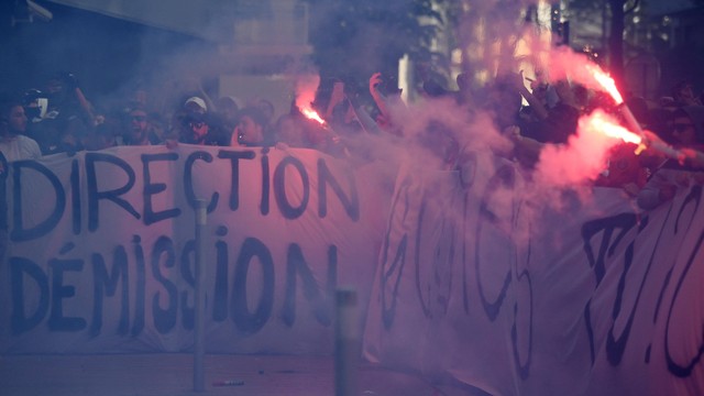 Suporter Paris Saint Germain (PSG) berdemonstrasi di depan markas klub untuk memprotes prosedur disiplin terhadap Lionel Messi di Boulogne-Billancourt, pada Rabu (3/5/2023). Foto: Franck Fife/AFP