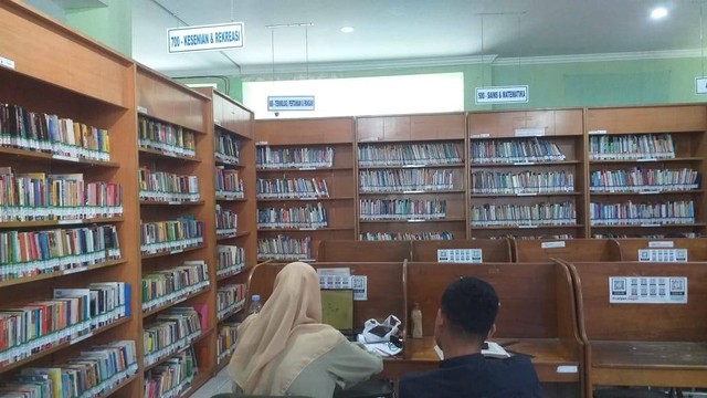 Pemustaka sedang menikmati layanan di Perpustakaan Umum Kabupaten Sragen. Dokumentasi pribadi