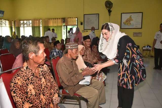 Ketua TP PKK Trenggalek Novita Hardini Serahkan Bantuan PKH Plus di Kecamatan Suruh