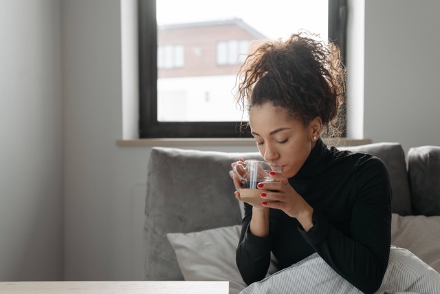 Cara Mengatasi Mulut Terasa Pahit dan Mual Ketika Sakit. Foto: Pexels/Pavel Danilyuk