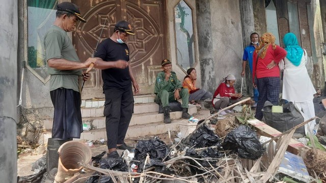 Usai viral di media sosial, rumah dua lantai milik dokter Wayan yang dipenuhi sampah mulai dibersihkan oleh warga dan BPBD. Foto: Dok. Istimewa