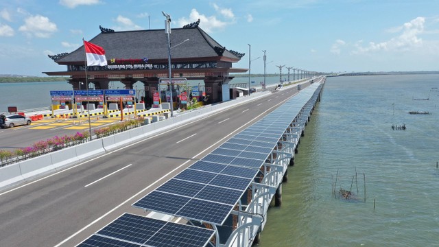 Pemasangan PLTS Tol Bali-Mandara dari PT Bukit Asam Tbk (PTBA), anggota holding BUMN pertambangan MIND ID untuk mendukung target pemerintah mencapai Net Zero Emission pada 2060. Foto: Dok. PTBA