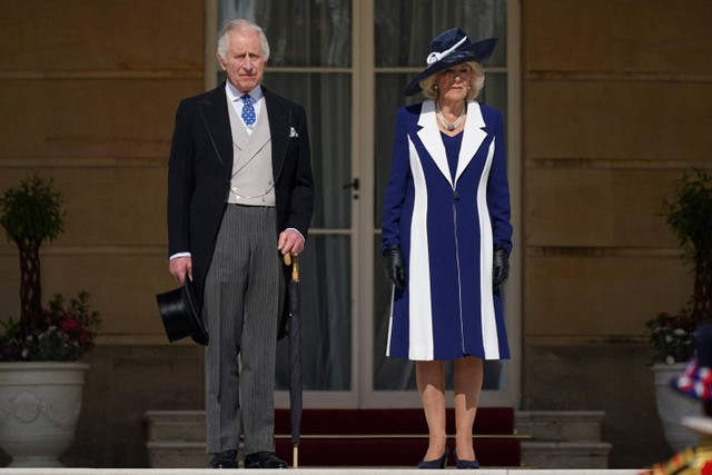 Raja Inggris Charles III dan Permaisuri Camilla tiba untuk menemui para tamu yang menghadiri Pesta Kebun di Istana Buckingham, di London, pada 3 Mei 2023. Foto: Yui Mok/POOL/AFP