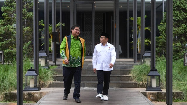 Ketua Umum Partai Golkar Airlangga Hartarto (kiri) berbincang dengan Ketua Umum PKB Muhaimin Iskandar (kanan) sebelum pertemuan tertutup di Jakarta, Rabu (3/5/2023). Foto: Akbar Nugroho Gumay/ANTARA FOTO