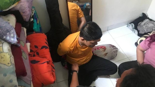 Polisi menangkap SE (36), satpam yang menusuk teman kerjanya sendiri di Kelapa Gading, Jakarta Utara.
Foto: Dok. Istimewa