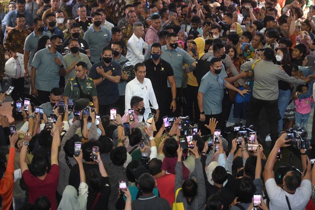 Presiden Jokowi menyapa pengunjung dan pedagang saat meninjau Pasar Tanah Abang di Jakarta, Kamis (4/5/2023). Foto: Akbar Nugroho Gumay/ANTARA FOTO