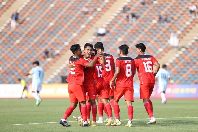 Pemain Timnas Indonesia U-22 Marselino saat selebrasi bersama tim usai berhasil mencetak gol ke gawang Myanmar di SEA Games 2023. Foto: Dok. PSSI