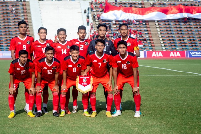 Pemain Timnas Indonesia U-22 foto bersama sebelum pertandingan Grup A Sepak Bola SEA Games 2023 di National Olympic Stadium, Phnom Penh, Kamboja, Kamis (4/5/2023). Foto: M Agung Rajasa/ANTARA FOTO