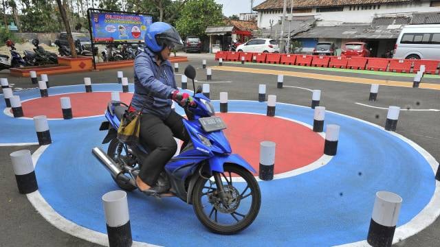 Ilustrasi ujian praktik pembuatan Surat Izin Mengemudi (SIM). Foto: ANTARA FOTO/Asep Fathulrahman