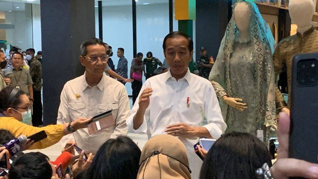 Presiden Jokowi (kanan) bersama Pj Gubernur DKI Jakarta, Heru Budi Hartono (kiri) jumpa pers di pusat perbelanjaan Sarinah, Jakarta, Kamis (4/5/2023). Foto: Luthfi Humam/kumparan