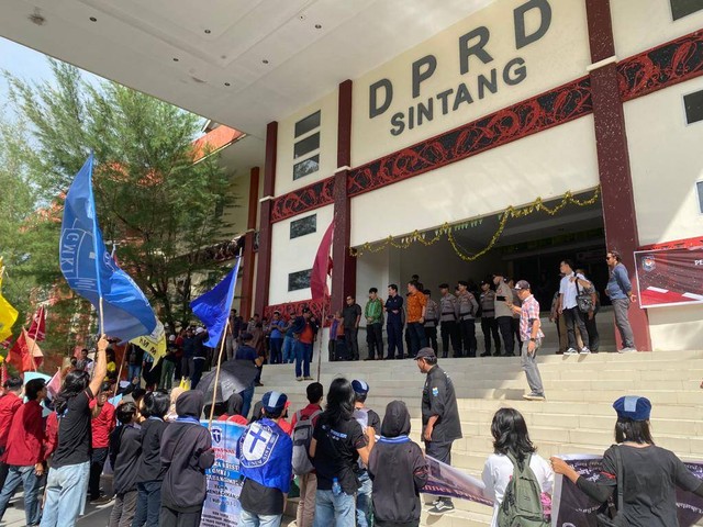 Demo Mei Bergerak di Kantor DPRD Sintang yang menyuarakan banyak hal, mulai dari pembangunan hingga kelangkaan BBM. Foto: Yusrizal/Hi! Pontianak