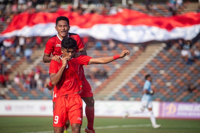 Pemain Timnas Indonesia U-22 Ramadhan Sananta (kiri) dan Fajar Fathur Rachman berselebrasi usai membobol gawang Timnas Myanmar saat pertandingan Grup A Sepak Bola SEA Games 2023 di National Olympic Stadium, Phnom Penh, Kamboja, Kamis (4/5/2023). Foto: M Agung Rajasa/ANTARA FOTO