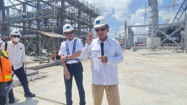 Menteri ESDM, Arifin Tasrif (kanan) saat meninjau perkembangan pembangunan smelter PT Freeport Indonesia (PTPFI) di kawasan Java Integrated and Industrial Port Estate (JIIPE), Kabupaten Gresik, Jatim, Kamis (4/5/2023). Foto: A Malik Ibrahim/ANTARA 