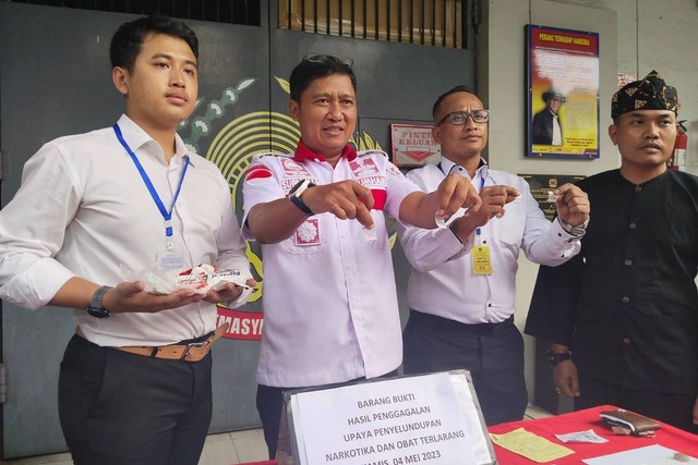 Pers rilis kasus penyelundupan narkotika jenis sabu di Rutan Kebonwaru Bandung, Kamis (4/5/2023). Foto: Dok. Istimewa