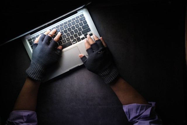 Ilustrasi Cara Ganti Password Email Lewat Laptop dan Hp. Foto: Unsplash/Towfiqu barbhuiya.