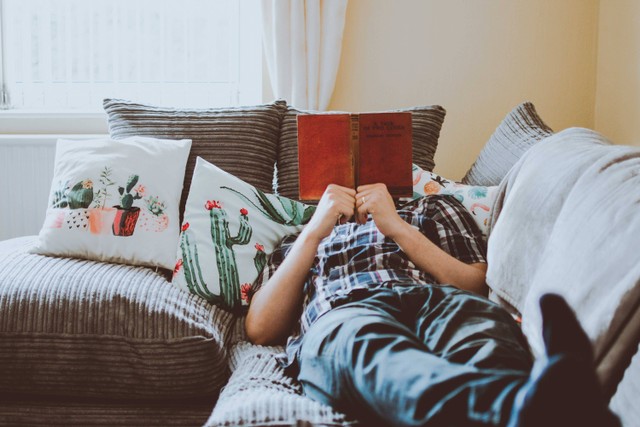 Ilustarsi nyaman. Foto: https://www.pexels.com/id-id/foto/orang-yang-berbaring-di-sofa-saat-membaca-buku-1471991/