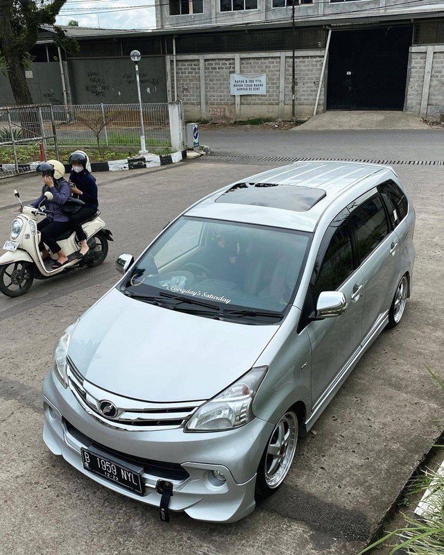 Hasil modifikasi sunroof mobil pada Toyota Avanza. Foto: Instagram/@zals.sunroof