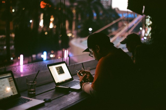 Cafe untuk Kerja Terdekat dari One Pacific Place Tower, Foto Hanya Ilustrasi: Unsplash/Muhammad Raufan Yusup