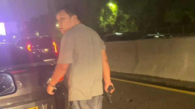 Seorang pria menganiaya dan menodongkan pistol ke driver taksi online di kawasan Taman Anggrek, Jakarta Barat. Foto: Dok. Istimewa