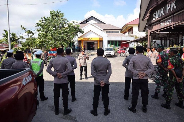 Personel gabungan TNI-Polri melakukan pengamanan Audiensi Para Guru Sekabupaten Sintang di SMKN 1 Sintang.