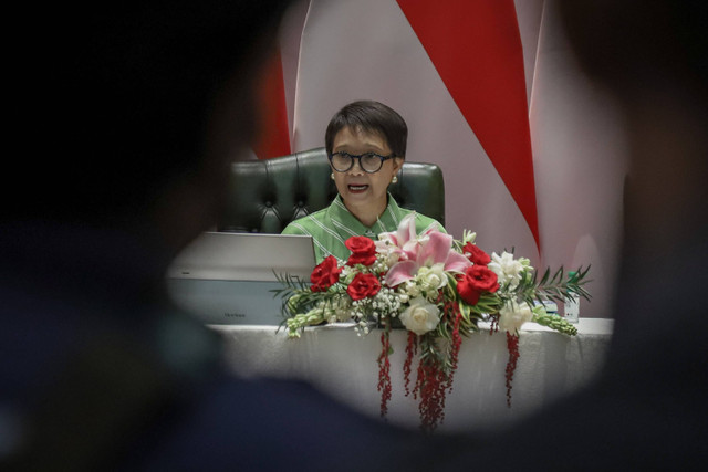 Menlu Retno Marsudi sampaikan keterangan pers perlindungan WNI di luar negeri, permasalahan di Myanmar, serta menyampaikan mengenai Keketuaan Indonesia pada KTT ASEAN di Ruang Nusantara, Kementerian Luar Negeri, Jakarta, Jumat (5/5/2023). Foto: Jamal Ramadhan/kumparan