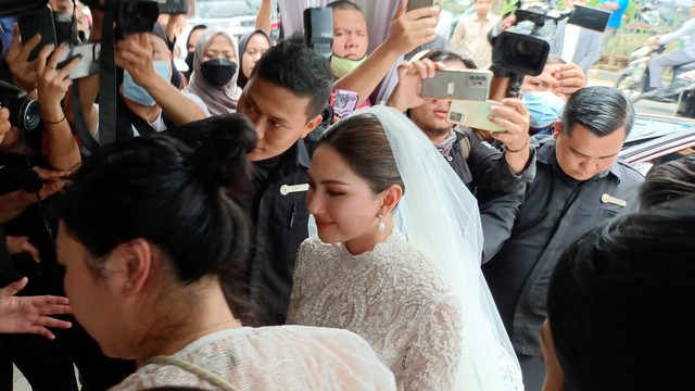 Jessica Mila tiba jelang pemberkatan nikah di HKBP Rawamangun, Jakarta Timur, Jumat (5/5/2023).  Foto: Aprilandika Pratama/kumparan