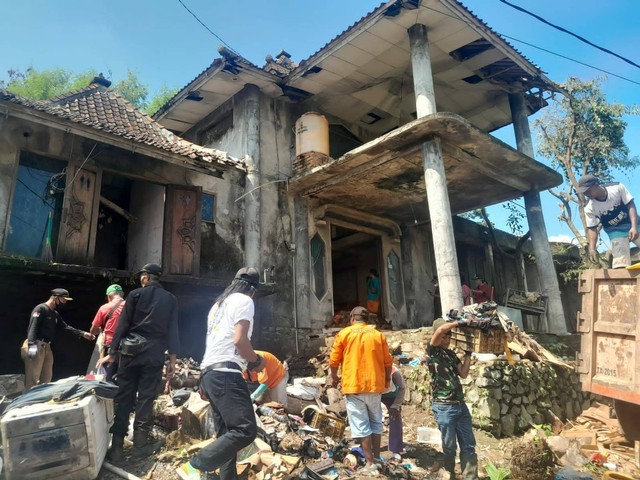 Rumah dokter Wayan dibersihkan warga dan para relawan di hari keempat, Jumat (5/1). Foto: Dok. Istimewa