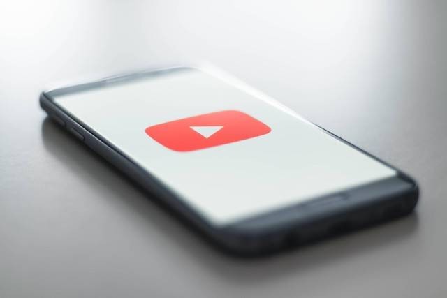 Ilustrasi cara melihat subscriber YouTube. Foto: Unsplash/Christian Wiedieger.