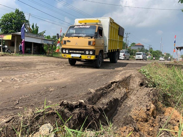Truk melintas jalan rusak di Kecamatan Seputih Banyak, Lampung Tengah. Foto: Bella Sardio/Lampung Geh