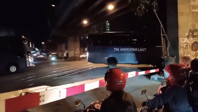 Tangkapan layar video 2 bus TNI terobos palang kereta api. Dok: Twitter @sahabat_kereta