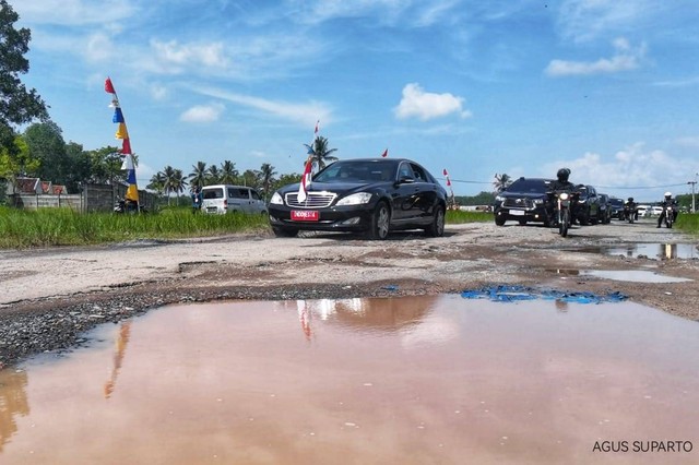 Mobil yang ditumpangi Presiden Jokowi melintasi jalan rusak di Jalan Ryacudu Kabupaten Lampung Selatan, Jumat (5/5/2023). Foto: Dok. Agus Suparto