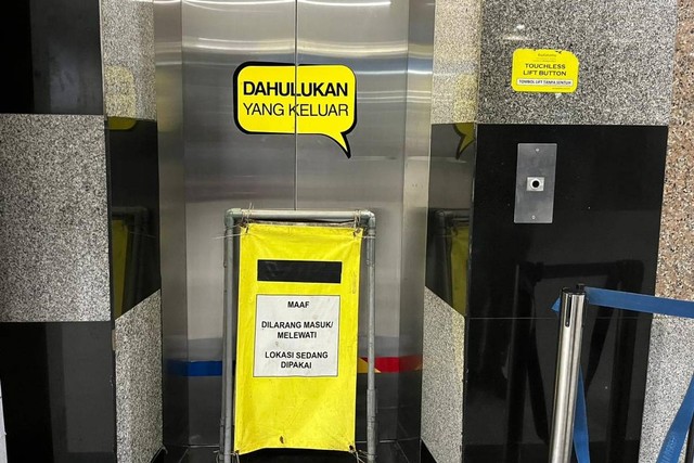 Penampakan lift Bandara Kualanamu yang digunakan Aisiah kini dinonaktifkan sementara.  Foto: Tri Vosa/kumparan