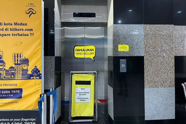 Penampakan lift Bandara Kualanamu yang digunakan Aisiah kini dinonaktifkan sementara.  Foto: Tri Vosa/kumparan