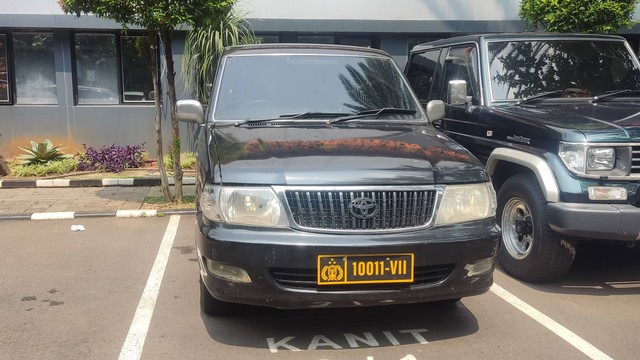 Mobil Toyota Kijang yang pelatnya dipalsukan pria berpistol terparkir di Polda Metro Jaya, Jumat (5/5). Foto: Jonathan Devin/kumparan