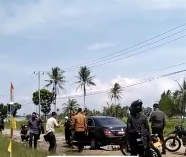 Mobil yang ditumpangi Presiden Joko Widodo tersangkut di Jalan Terusan Ryacudu, Lampung Selatan.
