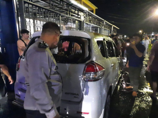 Kebakaran Suzuki Ertiga di Sungai Raya sempat menghebohkan warga. Foto: Dok Polres Kubu Raya