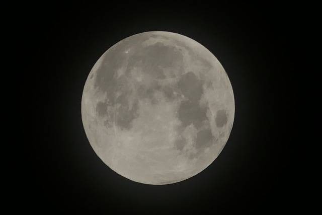 Gerhana bulan penumbra terlihat di wilayah Jakarta Selatan, Sabtu (6/6). Foto: Dicky Adam Sidiq/kumparan