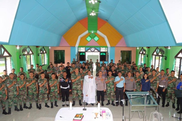 Sinergitas TNI-Polri beribadah bersama di Gereja Oikumene Infanteri 642/Kapuas