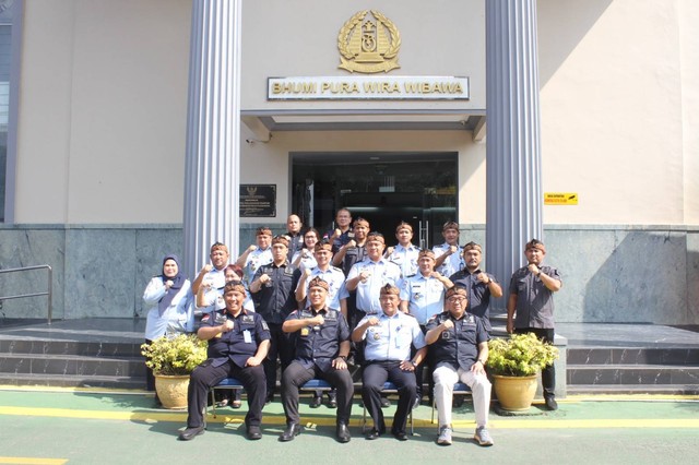 Dirjen Imigrasi, Silmy Karim (kedua kiri depan), saat berfoto bersama dengan Pegawai Imigrasi Karawang, Jumat (05/05).