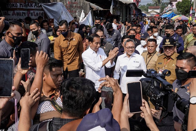 Presiden Jokowi (tengah) didampingi Menteri Perdagangan Zulkifli Hasan (ketiga kanan) menyapa warga saat mengunjungi Pasar Natar di Lampung Selatan, Lampung, Jumat (5/5/2023). Foto: Dhemas Reviyanto/ANTARA FOTO