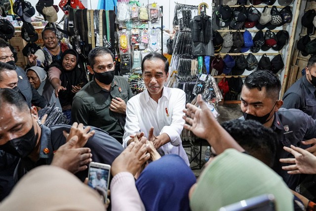 Presiden Jokowi menyapa warga saat mengunjungi Pasar Natar di Lampung Selatan, Lampung, Jumat (5/5/2023). Foto: Dhemas Reviyanto/ANTARA FOTO
