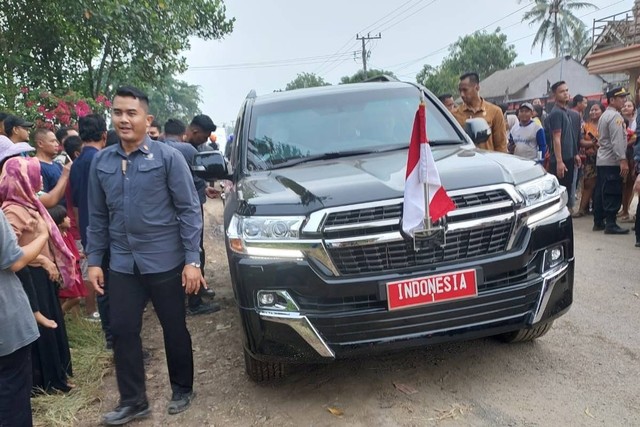 Presiden Jokowi akhirnya ganti mobil ke Land Cruiser setelah mobil Mercedes Benz yang dipakai untuk meninjau jalan di Lampung terselip. Foto: Yulian/kumparan